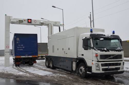 Mit dem vollmobilen Röntgenfahrzeug werden die Lkw gescannt. Spürhund Yambo bevorzugt das Schnüffeln. Foto: Zoll