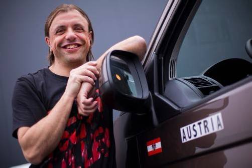 Mit seinem wie ein Wohnwagen ausgestatteten Campingbus hat Wolfgang Schnitzer auf seiner Tour 54.000 Kilometer zurückgelegt. Foto: vn/Hartinger