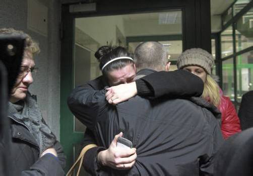 Nach Stunden der Ungewissheit konnten die Angehörigen die geretteten Bergleute in die Arme schließen. Foto: reuters