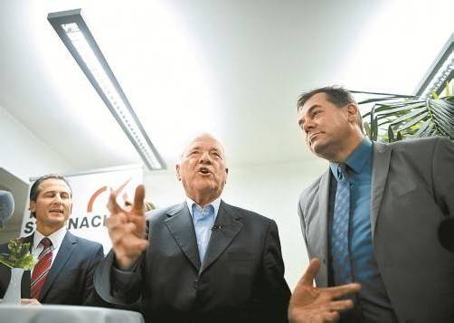 Nationalratsabgeordneter Christoph Hagen (r.) mit seinem Parteichef Frank Stronach und Klubobmann Robert Lugar (l.). Foto: APA