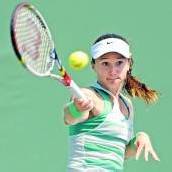 Lästige Wespe stört die Damen beim Tennis