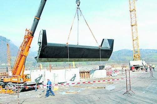 Präzisionsarbeit von Kranfahrern für Kraftwerksbau am Illspitz: der Einbau von tonnenschweren Wehrsegmenten. Foto: VN/Hartinger