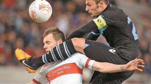Rustikaler Einstieg von Lazio-Kicker Stefan Radu gegen Stuttgarts Offensivkraft Alexandru Maxim. Foto: apa