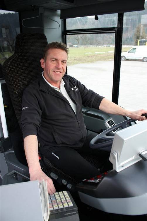 Seit 1993 hinterm Stadtbus-Steuer: Rudi Abbrederis ist mit seinen 
45 Jah­ren bereits ein alter Hase im Busfahrer-Geschäft. Foto: sta