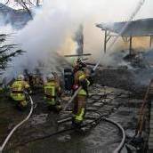 Holzschuppen fing Feuer – Flammen griffen auf Wohnhaus über