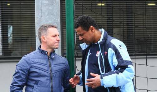 Tauschten am Rande des Spiels ihre Eindrücke aus: Altach-Coach Damir Canadi und AKA-U-16-Trainer Lassaad Chabbi (r.). Foto: Knobel