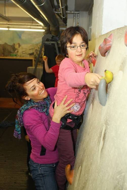 Therapeutisches Klettern; Kinder vom Schulheim Mäder beim Klettern; Kletterhalle Dornbirn;