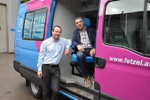 Thomas Burtscher und Helmut Fetzel vor dem neuen, volldigitalen Kanalinspektions-Bus. Foto: VN/reiner