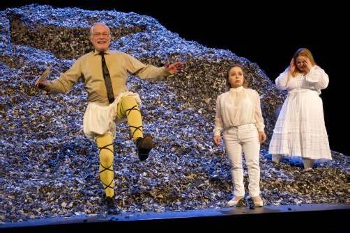Tobias Materna inszenierte Shakespeares vielschichtige Komödie am Landestheater, Bühnenbildnerin Martina Stoian verlegte den Schauplatz auf eine Art Shredder-Müllplatz. foto: vn/Paulitsch