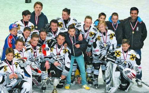 Trainer Pyry Eskola (r.) und die Dornbirner U-15-Mannschaft freuen sich über den Vorarlberger Meistertitel. Foto: DEC