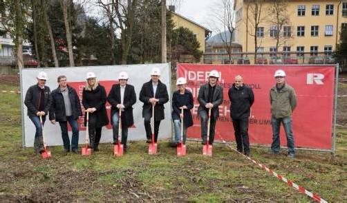 Vertreter von Rhomberg Bau mit Ortsvorsteherin Trudi Tiefenthaler und den Architekten Robert Gau und Wolfgang Reitbrugger. Foto: privat