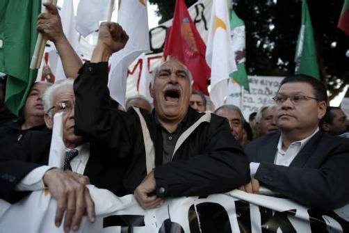 Vor dem Parlament schrieen Demonstranten ihren Ärger heraus. Foto: Reuters