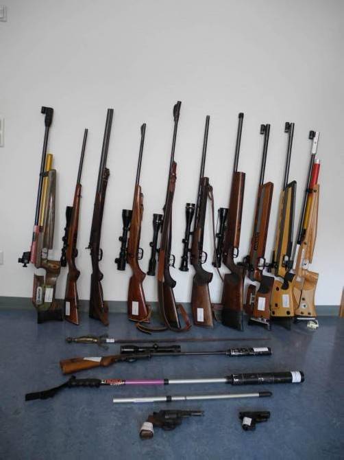 Die Polizei stellte alle Waffen des Rentners sicher. Foto: polizei