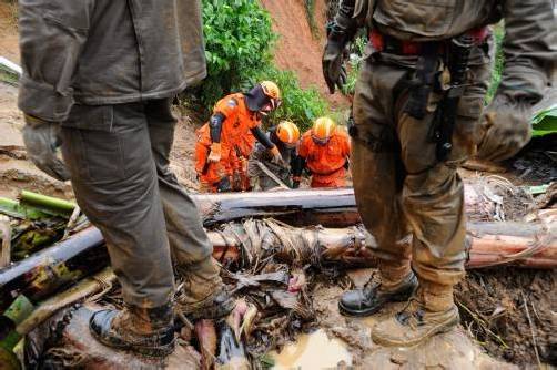 Wie die Behörden mitteilten, sind unter den 17 Todesopfern auch zwei Zivilschutzhelfer. Foto: REUTERS