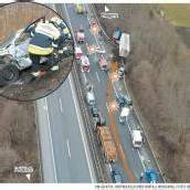 Lkw-Fahrer (33) übersah Stauende: Fünf Verletzte