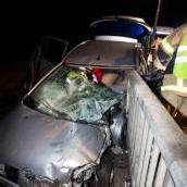 Brückengeländer durchbohrte Auto