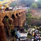 Bus stürzte in Indien von einer Brücke