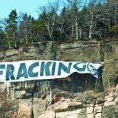 Transparent an der Känzele-Wand soll auf Fracking-Gefahr hinweisen