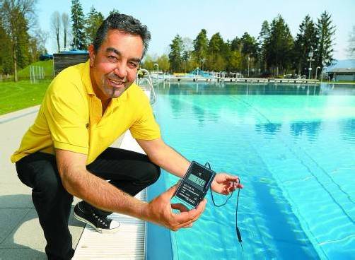 14 Grad im Pool – und die Temperatur steigt weiter. Betriebsleiter Wolfgang Melk ist schon ganz auf Sommer eingestimmt. Fotos: VN/Hofmeister