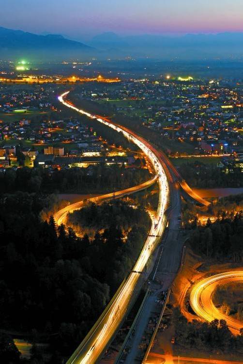30.000 Fahrzeuge, davon 5000 Lkw, sorgen derzeit praktisch täglich für Stau an beiden Enden des Pfändertunnels. Foto: VN/Steurer