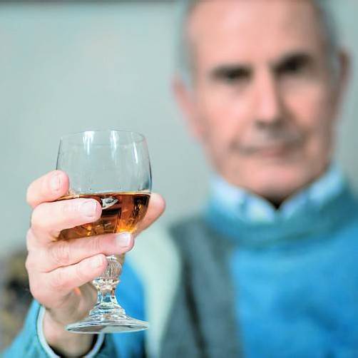 Alkohol: falscher Seelentröster mit fatalen Folgen. Inzwischen bekommen auch immer mehr Senioren Probleme durch Alkoholmissbrauch.