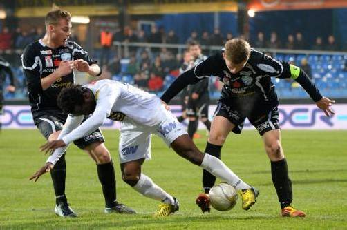 Altachs Louis Ngwat-Mahop war von den Hartbergern, im Bild Dominic Rass (links) und Luca Tauschmann, nur durch Fouls zu stoppen. Foto: gepa