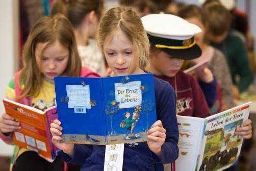 Wer früh mit Büchern in Kontakt kommt, bleibt dabei.  Foto: VN/PS