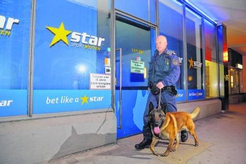 Auch der Polizei-Spürhund kam zum Einsatz. Die Alarmfahndung blieb allerding bislang erfolglos. foto: vn/hofmeister