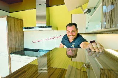Bei Thomas Wohlgenannt und seinem Team werden Küchen renoviert oder maßgefertigt. Fotos: VN/hartinger