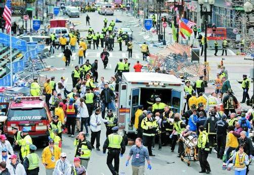Bilder von Chaos und Verwüstung. Mehrere Explosionen erschütterten gestern Boston. Foto: AP