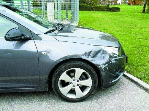 Das Auto wurde auf der rechten Seite erheblich beschädigt. Foto: Polizei