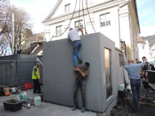 Das behindertengerechte öffentliche WC in Bregenz wurde eingebaut und soll vandalensicher sein.