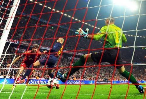 Das erste von zwei Müller-Toren gegen Barcelona – Thomas Müller (links) ist per Kopf zur Stelle und bringt den FC Bayern gegen Barcelona in Führung. Foto: Reuters