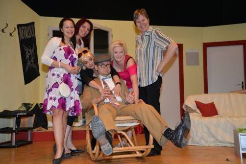 Das „Theater Wolfurt“ präsentiert Bernd Spehlings Komödie „Ladysitter“ im Vereinshaus. foto: theater wolfurt