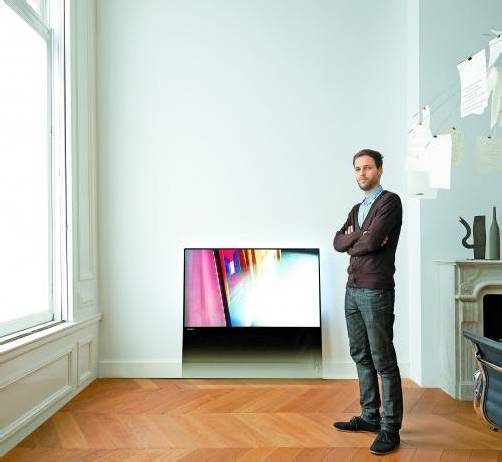Der aus Hard stammende Designer Frank Rettenbacher vor der neuen DesignLine von Philips. Foto: PTV