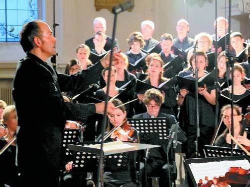 Der professionell aufgestockte Chor und das Orchester des Landeskonservatoriums unter der Leitung von Benjamin Lack. Foto: Ju