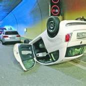 Fahrzeug überschlägt sich im Pfändertunnel