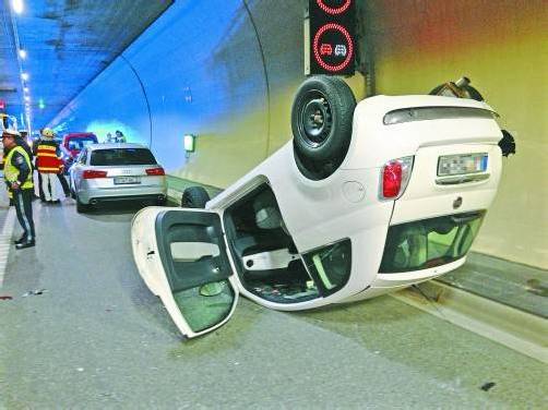 Der weiße Fiat wurde durch den Aufprall gegen die Tunnelwand geschleudert und landete schließlich auf dem Dach. Foto: R. Mohr