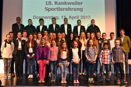 Die 42 Sportlerinnen und Sportler erhielten Ehrenzeichen der Marktgemeinde Rankweil. Foto: gemeinde