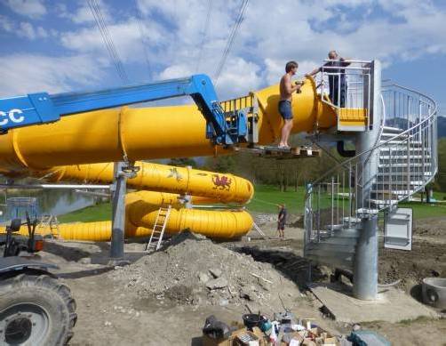 Die 83 Meter lange Rutsche als neue Attraktion im Freibad. the