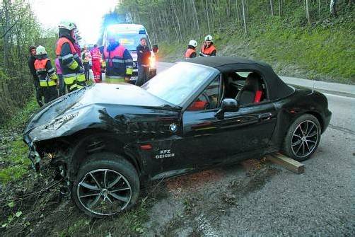 Die Feuerwehr barg den Sportwagen mithilfe einer Seilwinde aus der Böschung. VOL.at/PlETSCH
