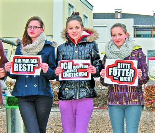 Die Jugendlichen entwarfen Sticker und beklebten damit die Mülleimer in der Innenstadt.