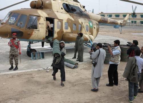 Die Katastrophenregion in Pakistan ist so abgelegen, dass Lastwagen dorthin nicht vordringen können. Hilfe für die Opfer des schweren Erdbebens wird eingeflogen. Foto: epa