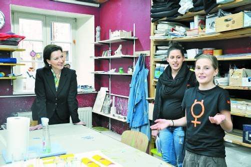 Die Mädchen führten Frauenministerin Heinisch-Hosek durch ihr Amazone-Mädchenzentrum. Foto: Amazone