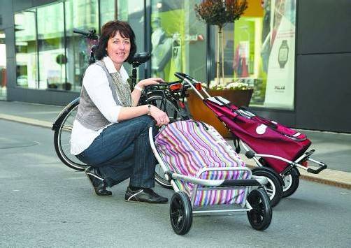 Die Trolleys von Daniela Schütz können bei Bedarf auch ans Fahrrad angehängt werden. Fotos: VN/paulitsch