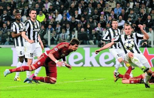 Die Vorentscheidung in Turin: Bayern-Stürmer Mario Mandzukic erzielte per Kopf das 1:0 für die Münchner gegen Juventus Turin. Foto: reuters
