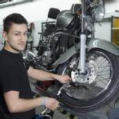 Motorrad aus dem Winterschlaf holen