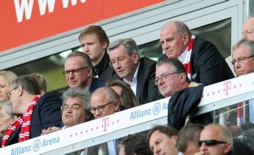 Die „Regierungsbank“ des FC Bayern mit Karl Heinz Rummenigge, Karl Hopfner and Präsident Uli Hoeneß (von links). Foto: epa