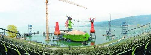 Drachenhunde, Hängebrücke, Wasserkröte – auf dem Bodensee entsteht eine Märchenwelt für die „Zauberflöte“. Foto: Stiplovsek