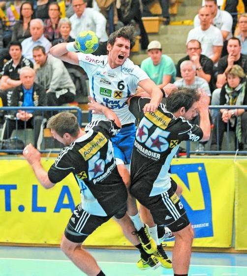 Ein Bild mit symbolischem Charakter: Um als Tabellenführer in die Halbfinalserie zu starten, müssen Dominik Schmid (Bild) und Co. die Fivers Margareten aus dem Weg „räumen“. Foto: diener